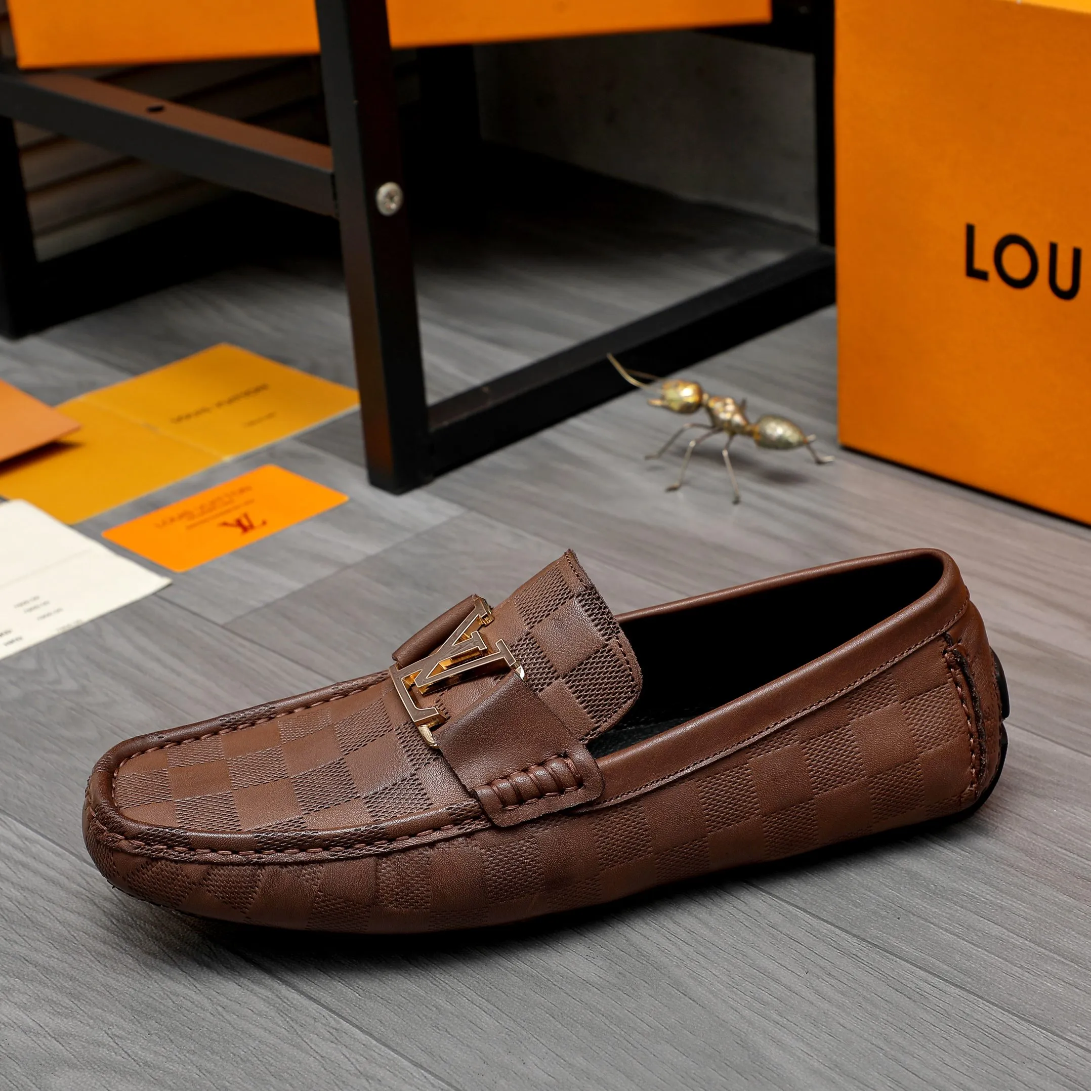 Men's shoes💰400 Product trademark: LV "Louis Vuitton" business slip-on leather shoes Regular size: 38-45 (45 is custom-made and non-returnable) Product materials: Selected high-quality cowhide embossed upper, pigskin lining, rubber outsole
